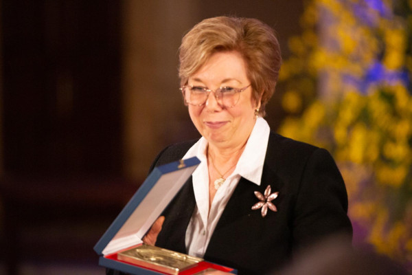 Marta con la plaqueta de la Virgen del Pintado